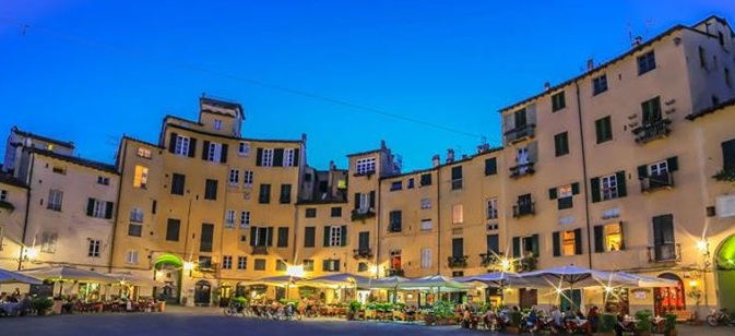 Anfiteatro di Lucca by night