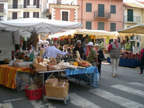 bancarella-mercato-santanna.jpg