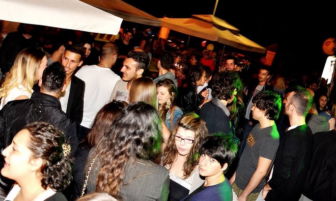 L'esterno del locale durante una festa