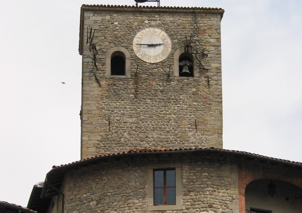 Rocca-Ariostesca-e-Torre-Orologio-a.jpg