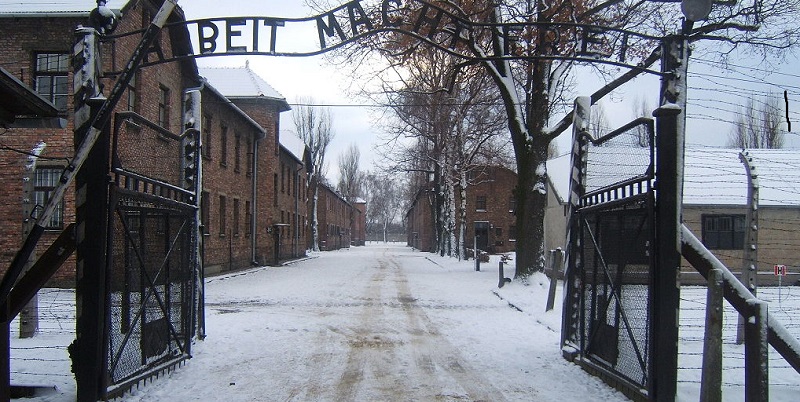 1024px-Auschwitz_I_entrance_snow.jpg
