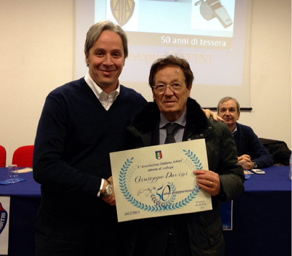 Giuseppe Davini premiato da Matteo Trefoloni con la pergamena di riconoscimento per i 50 di tessera. 