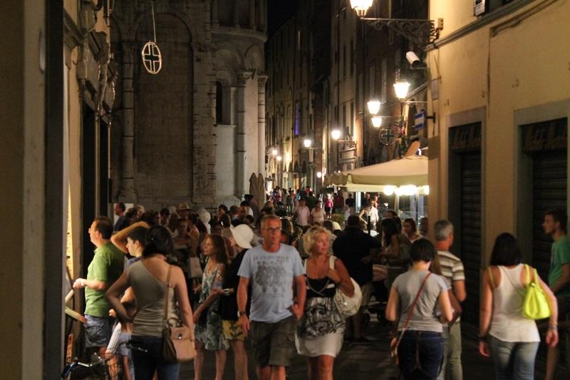 negozi aperti lucca la sera