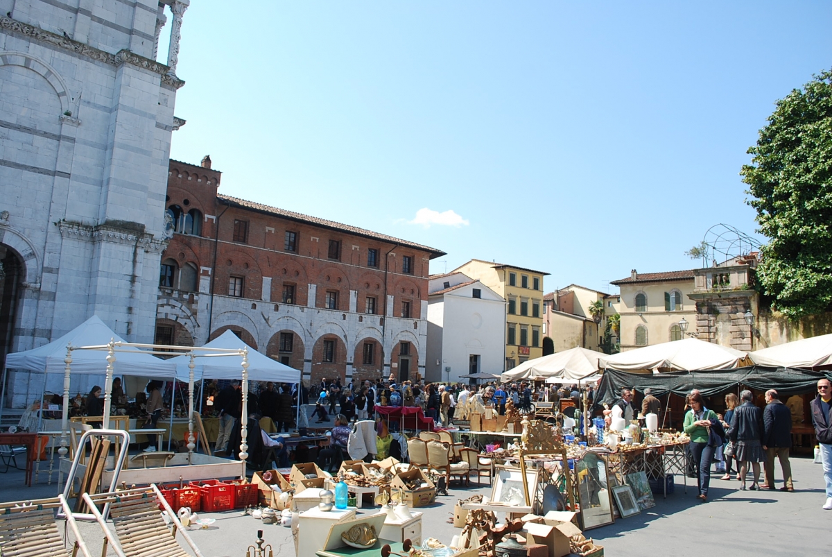mercatino a Lucca